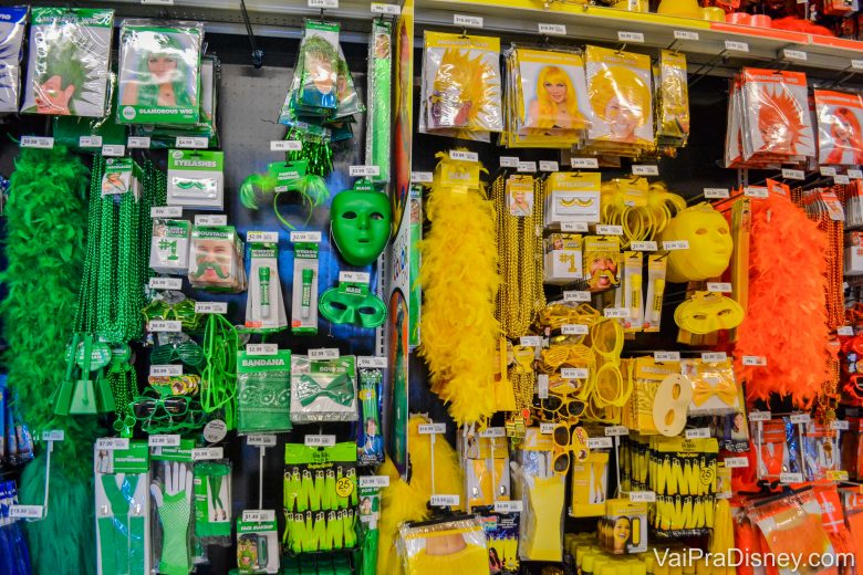 Foto de itens que podem servir para festas de carnaval, como máscaras e tiaras coloridas 