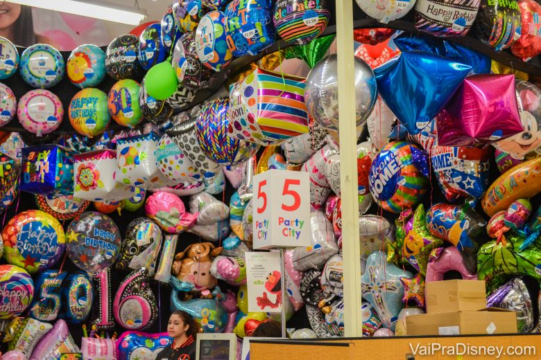 Foto dos balões já cheios à venda na loja, de muitas cores e formatos diferentes 