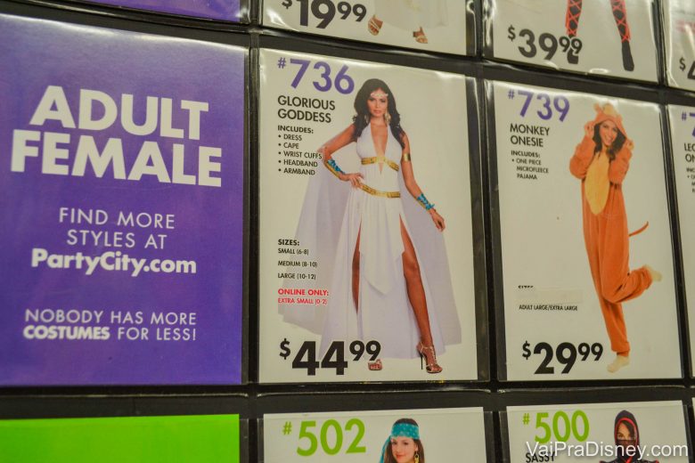 Foto de algumas opções de fantasias para mulheres adultas na prateleira da Party City