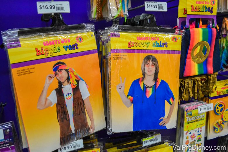 Foto de algumas opções de fantasias para homens adultos na prateleira da Party City