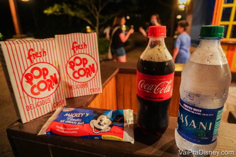 Foto de comidas e bebidas vendidas no parque: pipoca, sorvete do Mickey, Coca-Cola e água 