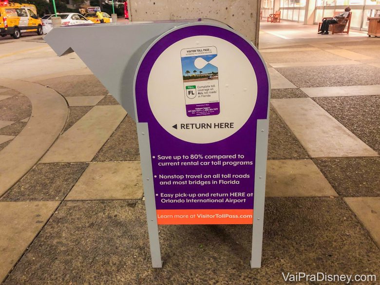 Foto da caixa para devolver o dispositivo do Visitor Toll Pass no aeroporto de Orlando vista de lado