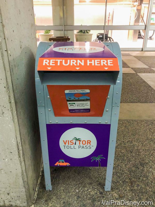 Foto da caixa para devolver o dispositivo do Visitor Toll Pass no aeroporto de Orlando 