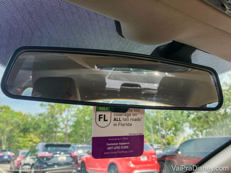 Foto do dispositivo do Visitor Toll Pass no carro, preso ao retrovisor do para-brisa 