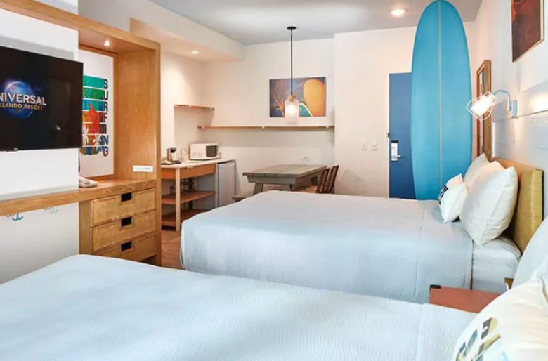 Foto do quarto padrão com 2 camas queen e decoração com o tema surf no Endless Summer Dockside Inn & Suites 