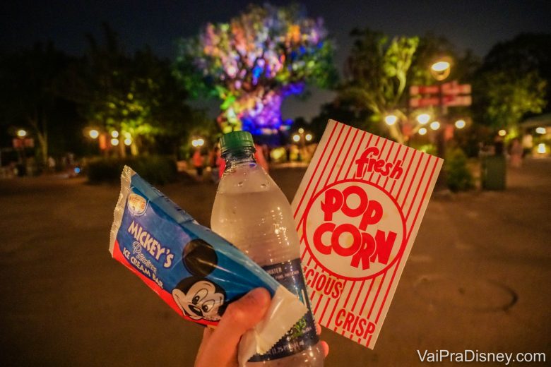 Foto dos lanchinhos do After Hours: sorvete do Mickey, água e pipoca 