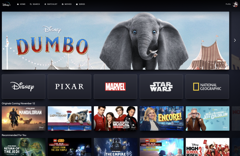 Foto da tela de início do Disney Plus. com o pôster do filme "Dumbo" em destaque. 