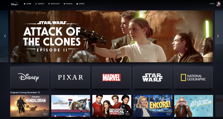Foto da tela de início do streaming Disney+ Imagem da tela de início do Disney+, mostrando algumas opções de filmes e séries do streaming.