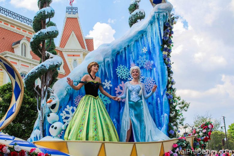 Também é possível ver e acenar para a Anna e a Elsa na parada das 15h no Magic Kingdom, a Festival of Fantasy Parade. Foto das personagens Anna e Elsa acenando para os visitantes na parada do Magic Kingdom 