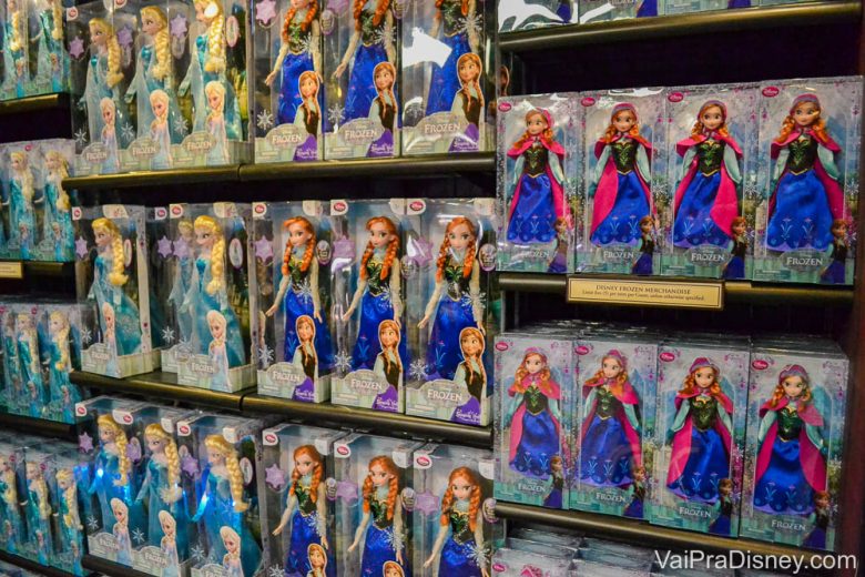 Produtos de Frozen encontrados na The Fjording. Foto de bonecas de Anna e Elsa em uma prateleira. 