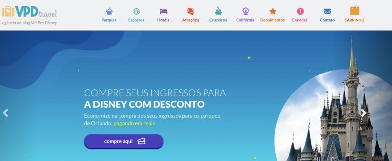 Foto do site VPD Travel Foto do site VPD Travel, com fundo azul, o texto "Compre seus ingressos para a Disney com desconto" e uma imagem do castelo da Cinderela ao lado