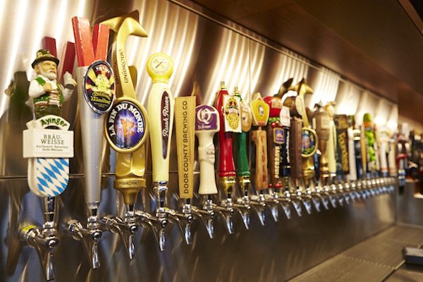 Foto das torneiras de cerveja do novo bar de Disney Springs 