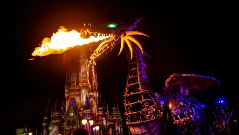 Foto do dragão da Malévola cuspindo fogo durante a parada especial do evento Villains After Hours 