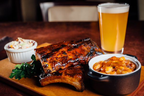 Costelas, hambúrgueres, sopas e saladas: aquele menu clássico americano! Foto de uma costela acompanhada de cerveja, como será servido no novo bar de Disney Springs