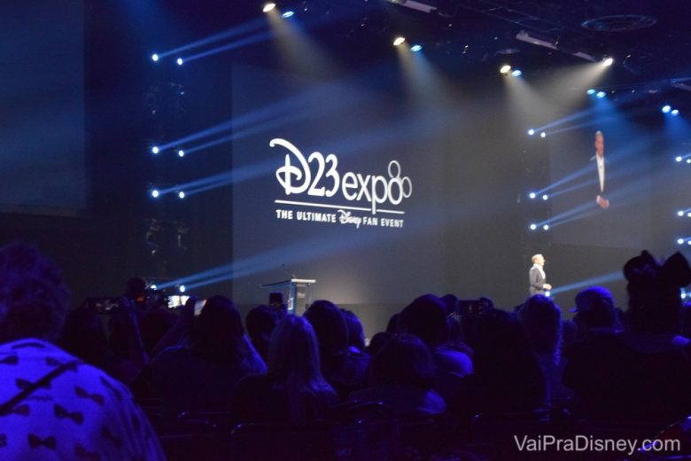 Bob Iger, CEO da Disney, no principal evento onde a Disney divulga suas novidades. Foto de Bob Iger no palco na última D23 Expo