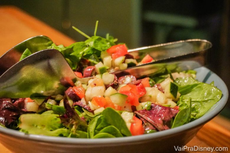 Foto da salada do Garden Grill, com rúcula, tomate, pepino, alface e alface roxa 