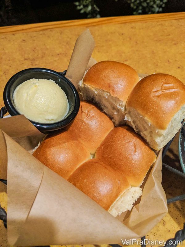 Foto do pão acompanhado de manteiga em um potinho que é servido no Garden Grill 