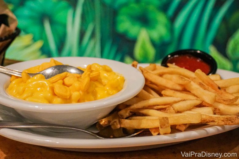 Foto do macarrão com queijo acompanhado de batata frita do menu infantil do Garden Grill