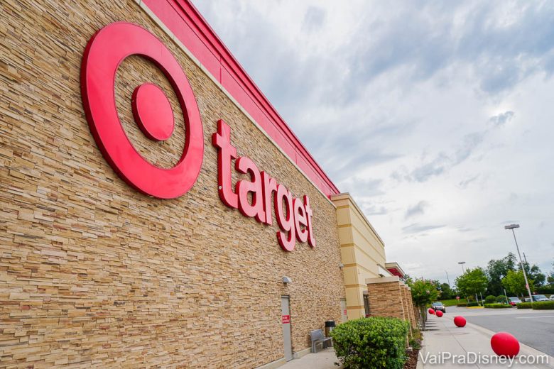 Além dos itens de mercado, a Target também tem eletrônicos, coisas pra casa, roupas e muito mais! Foto da placa na entrada da Target em Orlando, com o logo da rede (um círculo vermelho dentro de outro círculo vermelho maior) 