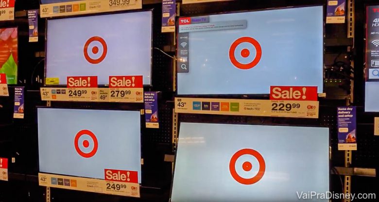 Foto de televisões à venda na seção de eletrônicos da Target.. 