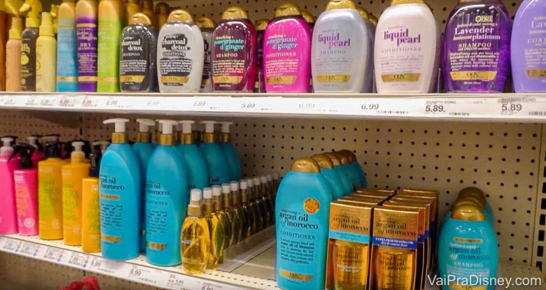 A parte de shampoos e coisas de cabelo tem muita coisa legal! Foto da prateleira de produtos de cabelo, com shampoos, cremes e afins 