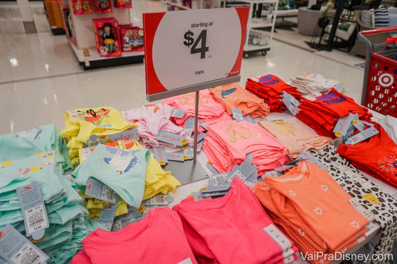 A parte de roupas de crianças e bebês tem bastante coisa legal! Foto de diversas roupas de criança à venda na loja 