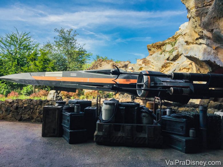 Foto de uma nave na decoração da Star Wars Galaxy's Edge em Orlando 