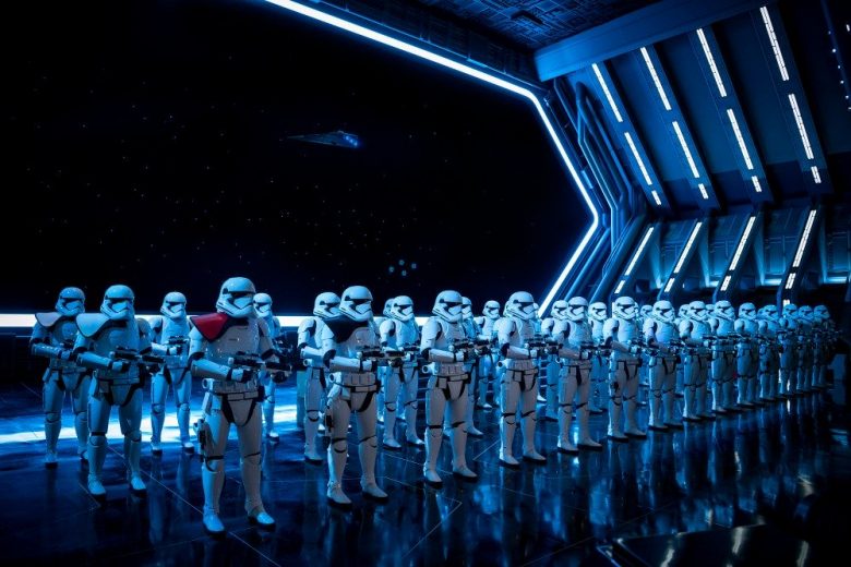 Imagem interna da Rise of the Resistance divulgada pela Disney mostrando filas de stormtroopers 