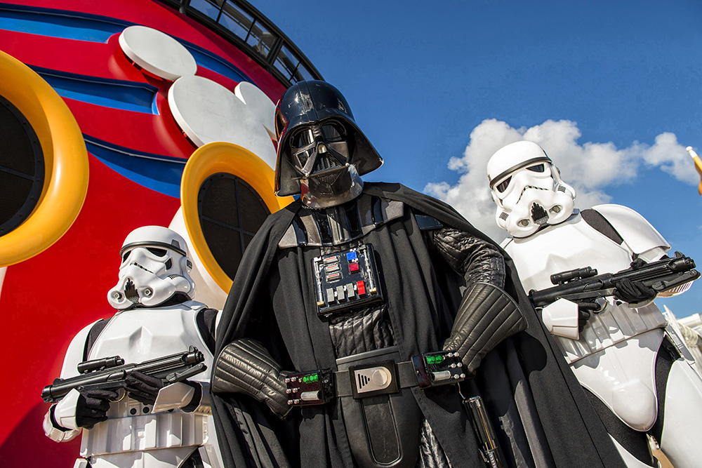 Foto do Darth Vader e dois stormtroopers no cruzeiro temático de Star Wars da Disney Cruise Line