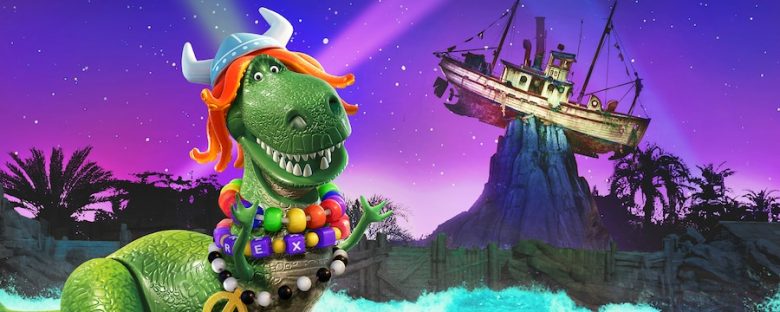 Foto do dinossauro Rex, de Toy Story, com um chapéu viking e o barco que é ícone do Typhoon Lagoon ao fundo. 