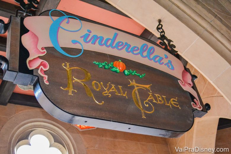 Foto da placa na entrada do Cinderella's Royal Table, o restaurante que fica no castelo da Cinderela 