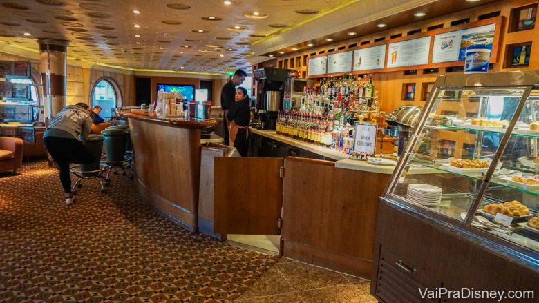 Foto do Cove Cafe, no cruzeiro da Disney, com o bar e as comidas ao lado. 