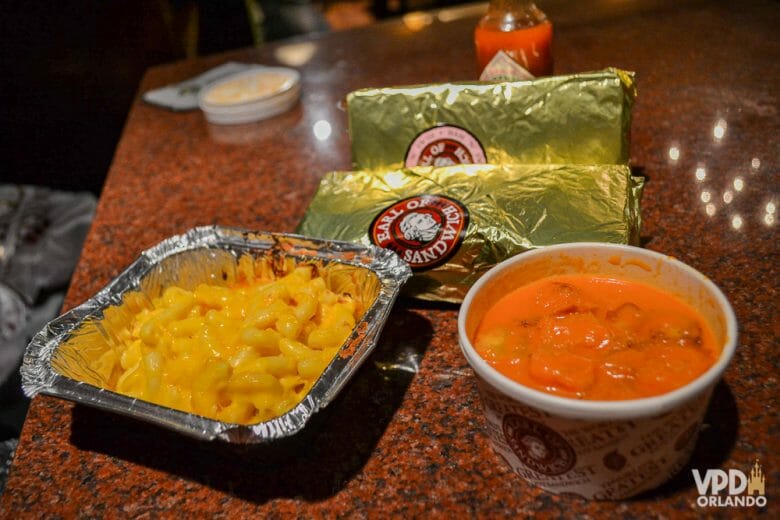 Sopa de tomate: bem melhor do que esse macarrão com queijo aí! hehe. Foto da comida no Earl of Sandwich: dois sanduíches embrulhados, sopa de tomate e macarrão com queijo 