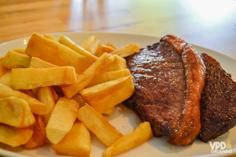 Da comida brasileira à americana: há opções boas e baratas de restaurantes para todos os gostos. Foto do prato no Ana's Kitchen, com dois pedaços de picanha ao lado de batatas fritas 