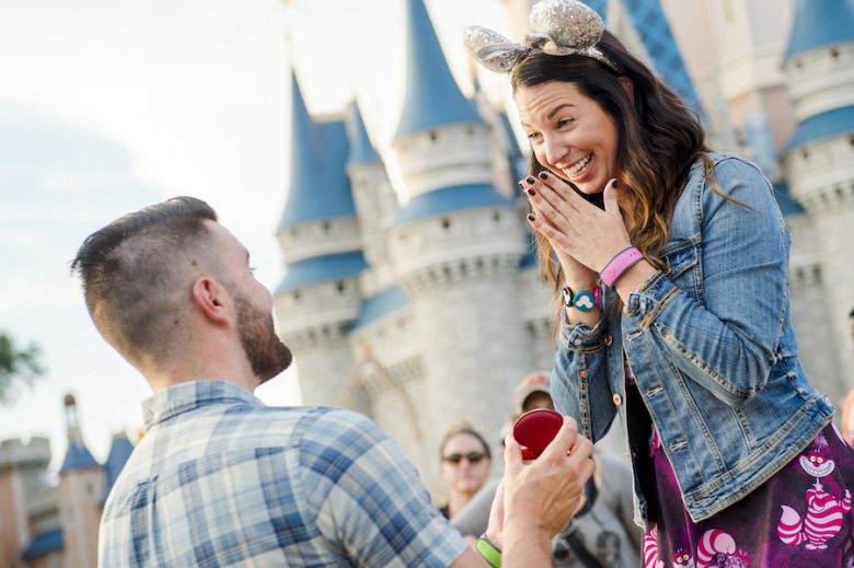 Foto de um homem pedindo uma mulher em casamento em frente ao castelo da Cinderela, no Magic Kingdom. 