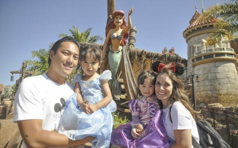 Foto da família de leitores do VPD posando com a Ariel em frente à atração na Fantasyland