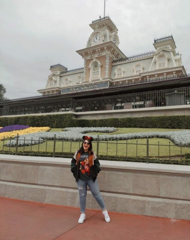 Foto da Livia em frente à entrada do Magic Kingdom 