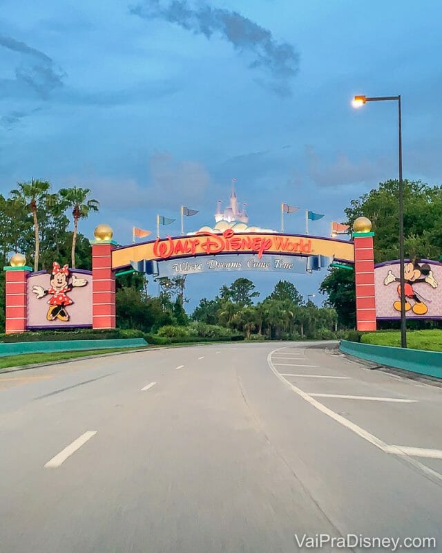 Como será nos parques após o coronavírus? Foto do portal de entrada do complexo da Disney, que tem a Minnie e o Mickey de cada lado, com o céu azul ao fundo.
