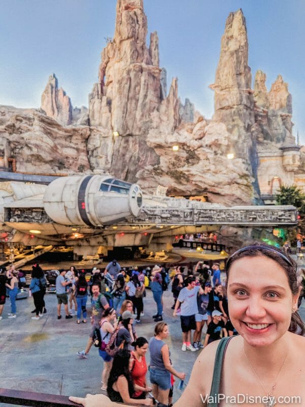 Renata em frente à Millenium Falcon, na Star Wars Galaxy's Edge