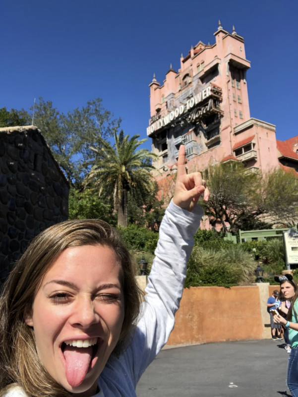 Foto de uma leitora do VPD apontando para a Tower of Terror e mostrando a língua 