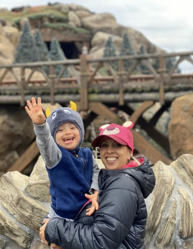 A leitora do VPD, Ingrid, com o filho, ambos sorrindo em frente à Seven Dwarfs Mine Train