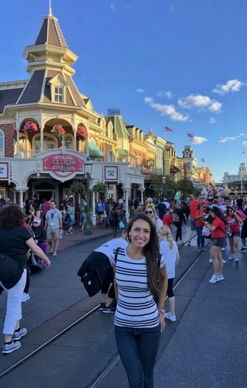 A leitora Patricia na Main Street, com a Ice Cream Parlor e o céu azul atrás