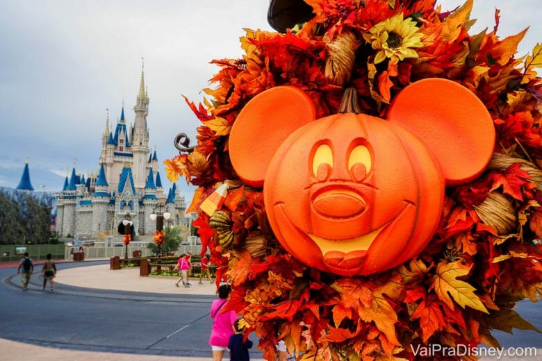 Imagem da abóbora em formato de Mickey, que faz parte da decoração da Festa de Halloween. 