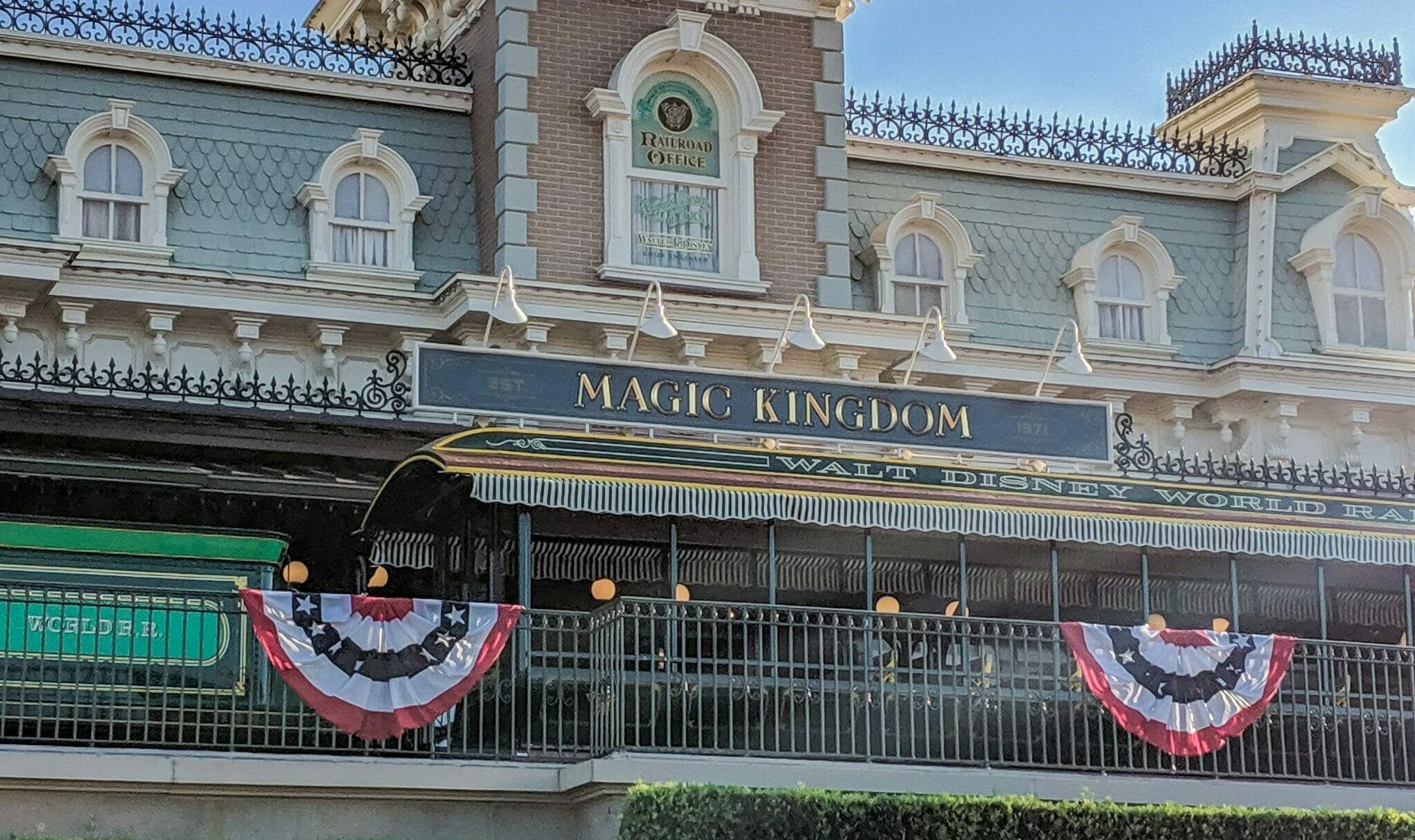 Foto da frente do Magic Kingdom, onde está escrito o nome do parque.