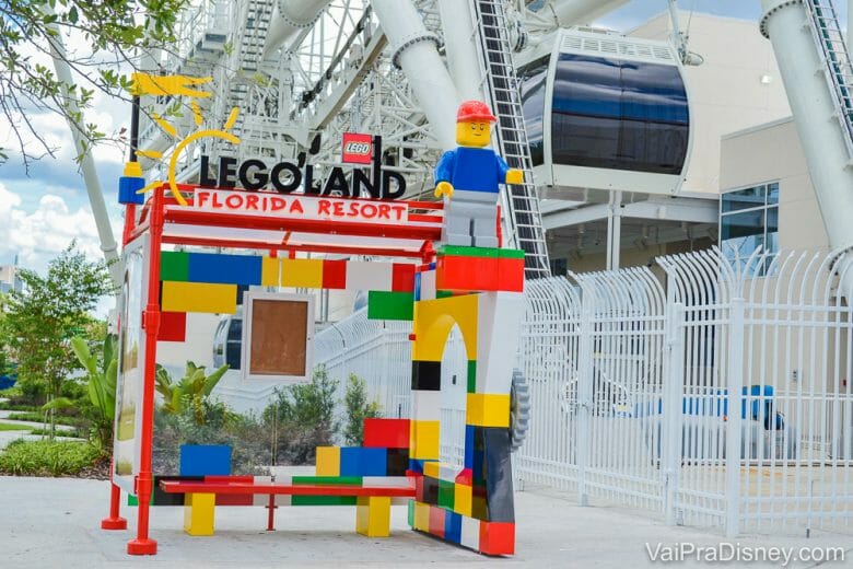 Foto do ponto do ônibus que leva ao parque Legoland Florida, todo colorido e com o tema Lego 