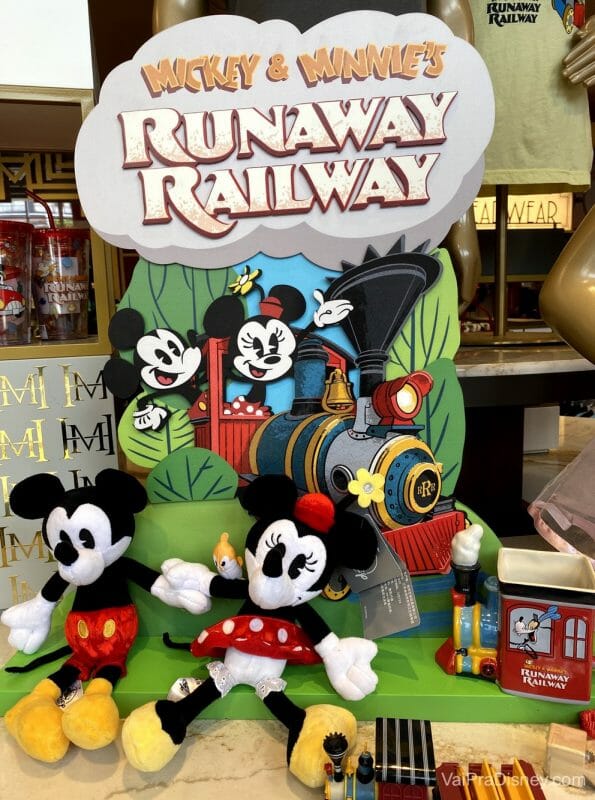 Foto do Mickey e da Minnie de pelúcia à venda na lojinha da Mickey & Minnie's Runaway Railway