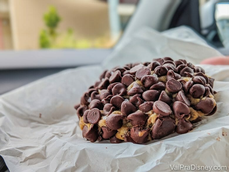 Foto do cookie gigante com muitas gotas de chocolate que é o doce mais famoso da confeitaria Gideon's Bakery