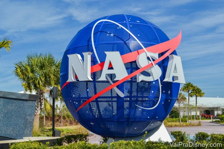 Foto da bola azul que é símbolo da NASA na entrada do Kennedy Space Center 