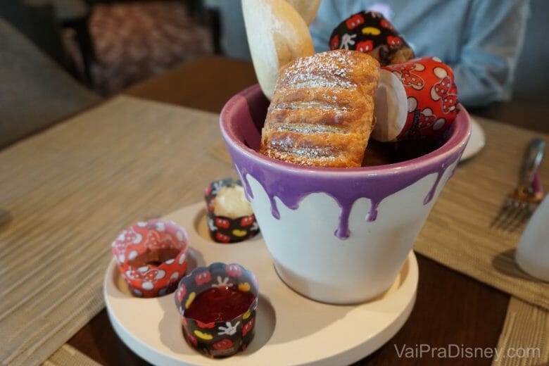 A cesta de pães é linda e deliciosa!