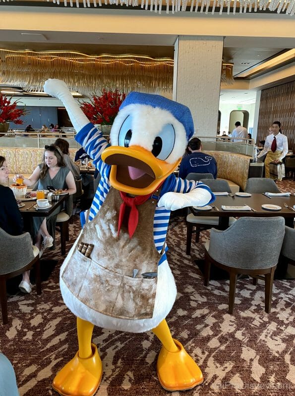 A experiência com personagens no Topolino's Terrace  é das mais legais que já tive em café da Disney!